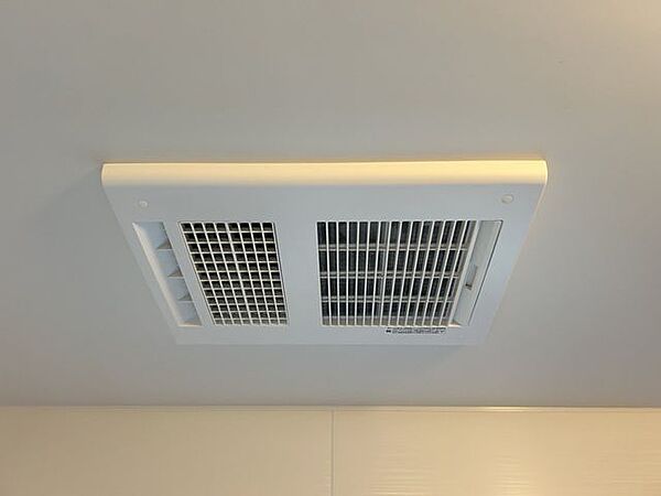 【リフォーム完成済み】浴室暖房換気乾燥機です。室内干しに便利な「衣類乾燥」、冬場にも安心「浴室暖房」、夏場も心地よい「涼風」、カビの発生を抑える「浴室乾燥」、バスルームがより便利に、快適になりますよ。