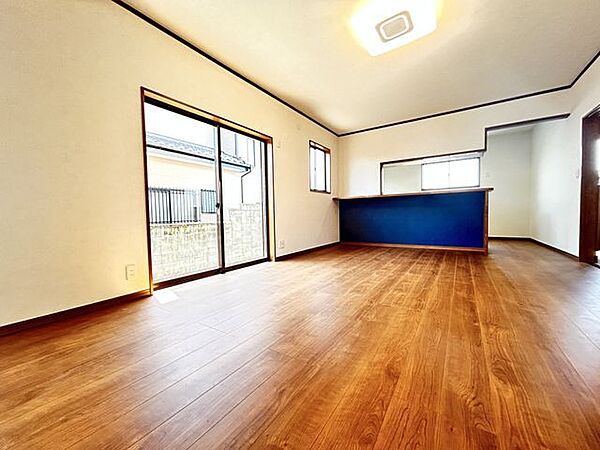 【リフォーム完成済み】LDKからキッチン側を撮影。約15帖のLDKなので大きなソファとダイニングテーブルも置けますよ。床・壁・天井のリフォームを行い生まれ変わりました。