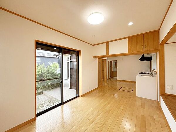 【リフォーム完成済み】日当たりの良いリビングは、コンパクトで使いやすい広さなので、お掃除や家具の配置もしやすいのがポイントです。電動シャッターも設置されており、防犯面にも配慮されています。