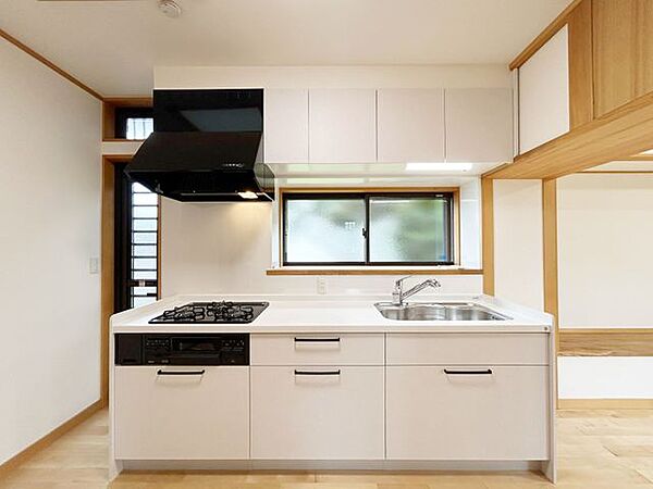 【リフォーム完成済み】既存のキッチンは撤去しハウステック製のシステムキッチンを新設しました。傷のつきにくい人工大理石の天板と大きなシンクでお手入れもラクラクですよ。