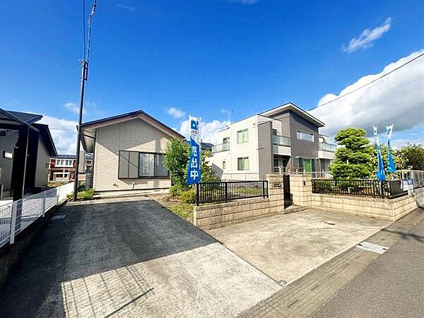 【リフォーム完成済み】駐車場のほかお庭もあり、ゆったりとした気持ちで過ごすことができますよ。平家なので階段のない生活ができます。南面道路で日当たり良好です。