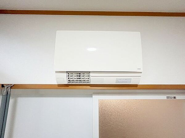 【リフォーム完成済み】脱衣所には暖房機能が付いています。寒い冬でも快適に服の着脱ができますよ。