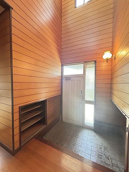【リフォーム中9/12撮影】玄関ホールの写真です。吹き抜けとなっており明るく開放感がある空間です。全体はクリーニング仕上げ予定です。