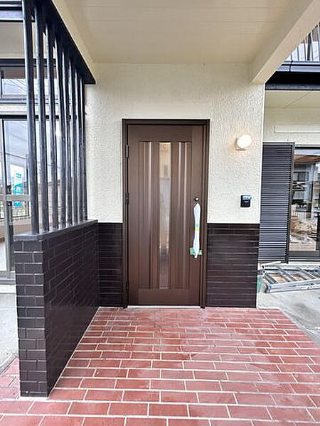 【リフォーム完成】【住宅ローン減税対象】玄関扉の交換は勿論、玄関タイルも30cm角タイルを上張り、インターフォンは録画機能付きに交換。家の顔である玄関がキレイになり毎日の帰宅が楽しみですね。