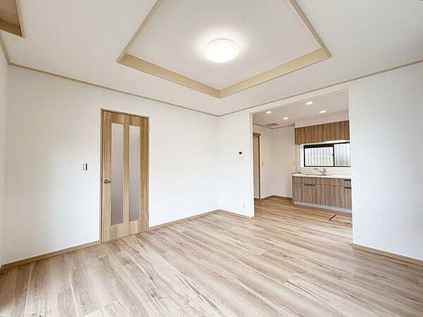 【リフォーム完成】【住宅ローン減税対象】LDKからキッチン側を撮影。14帖のLDKなので大きなソファとダイニングテーブルも置けますよ。床・壁・天井のリフォームを行い生まれ変わりました。