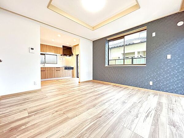 【リフォーム完成】【住宅ローン減税対象】リビング別アングル写真です。LDKを作成し床を既存の床に上張りを行いました。