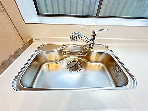 【リフォーム完成】【住宅ローン減税対象】新品キッチンのシンクは、サビにくく熱に強いステンレスシンクです。シンクの裏面に振動を軽減する素材を貼ることで、水はね音を抑えた静音設計のシンクです。