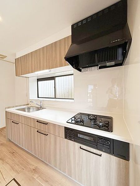 【リフォーム完成】【住宅ローン減税対象】既存のキッチンは撤去しました。ハウステック製のシステムキッチンを新設。傷のつきにくい人工大理石の天板と大きなシンクでお手入れもラクラクで嬉しいですね。