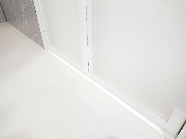【リフォーム完成】ユニットバスのドアは折れ戸に交換する予定です。ゆったり寛げる1坪の新品ユニットバスに交換予定。自動湯張り・追い焚き機能付き、いつでも温かいお風呂に入れます。床は水はけが良く毎日のお掃