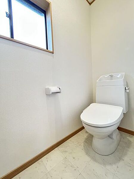 【リフォーム完成】TOTO製の温水洗浄付便器に交換。従来に比べ約67%節水できる「節水ウォシュレット」防汚効果の高い樹脂を採用した「クリーン便座」汚れを弾く効果もあるのでお手入れ楽々ですよ。