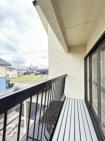【リフォーム完成】【住宅ローン減税対象】ベランダ写真です。こちらは床と手すりの塗装をしました。南面に面しており陽当たり良好。ワイドタイプのベランダになりますのでご家族全員の洗濯物も一篇に干せて嬉…