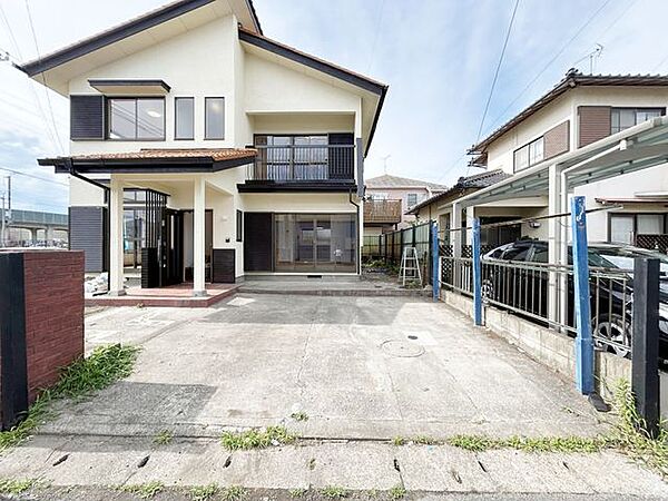 【リフォーム完成】【住宅ローン減税対象】駐車場の写真です。敷地内や駐車場はお手入れの手間や使い勝手を考え、目の細かい砂利を敷き込みます。外壁屋根塗装も行いすっきりとした外観になりますよ。