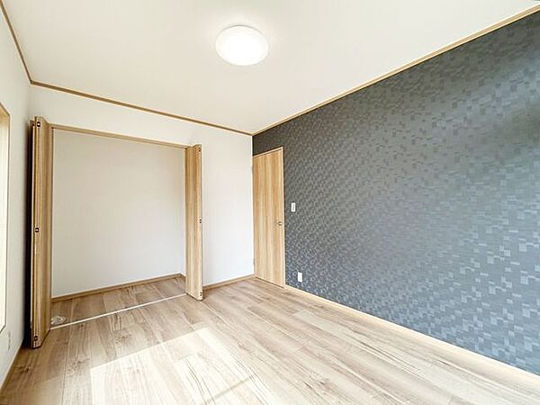 【リフォーム完成】【住宅ローン減税対象】1階洋室の写真です。建具交換、押入れはクローゼットに変更し、和室から洋室に変更しました。