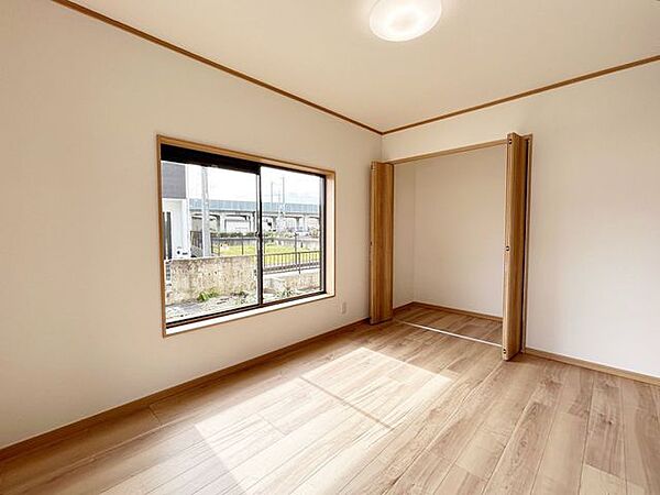 【リフォーム完成】【住宅ローン減税対象】1階洋室の別アングルの写真です。建具交換、押入れはクローゼットに変更し、和室から洋室に変更。クローゼットも一間あり、お洋服などをたくさん収納する…
