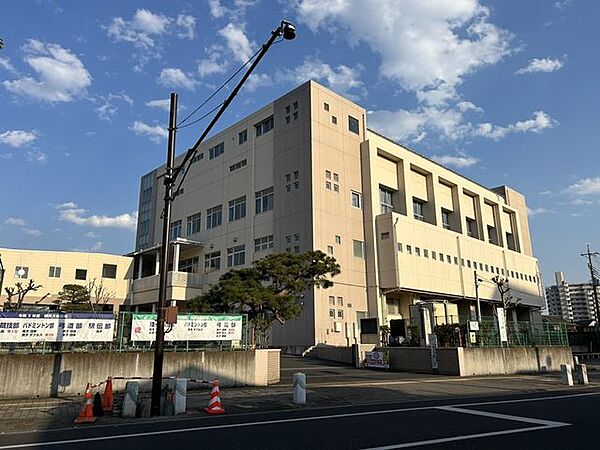 宇都宮市立旭中学校まで約2.3km(徒歩25分)。 2300m