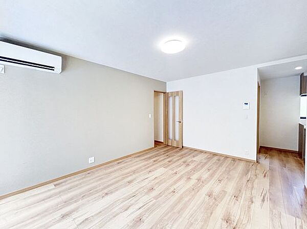 【内装リフォーム完成済み】和室写真です。洋室に変更し床は傷や汚れに強い永大産業の幅の広いノンワックスの床材を上張り致します。天井クロスも張り替え綺麗なお部屋に生まれ変わりますよ。