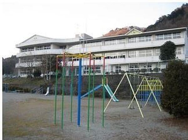 鹿沼市立上南摩小学校まで徒歩32分。 2530m