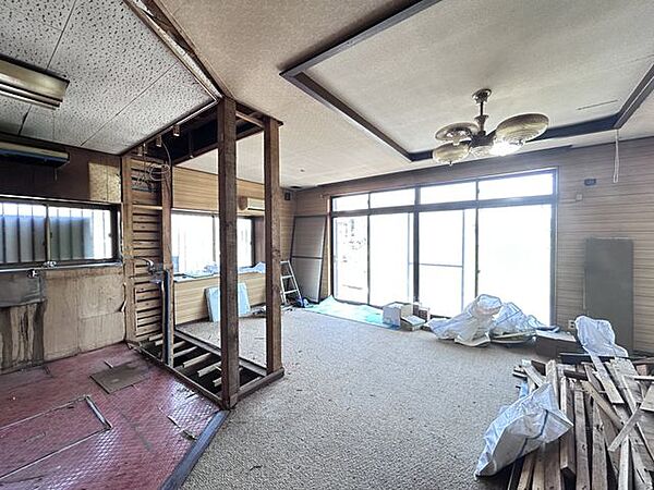 【リフォーム中写真5/10撮影】LDKからキッチン側を撮影。16.5帖のLDKなので大きなソファとダイニングテーブルも置けますよ。床・壁・天井のリフォームを行い生まれ変わります。