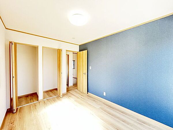 【リフォーム完成】2階洋室写真。フローリング重ね張り、照明交換、クロス張替え、建具交換を行いました。各部屋にテレビジャックとエアコン用コンセントを設置しました。