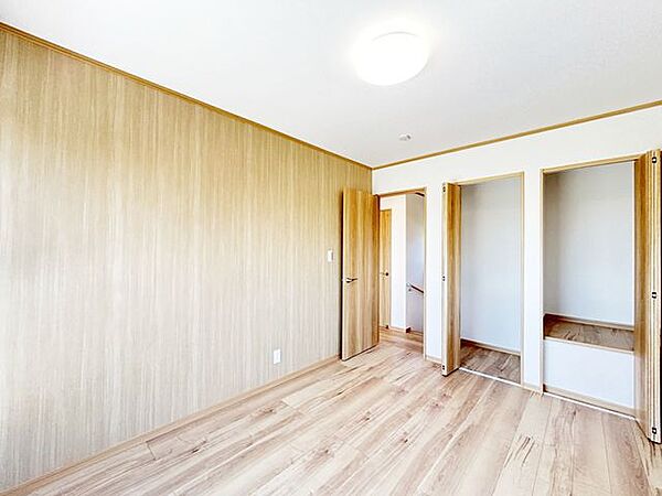 【リフォーム完成】2階洋室別角度の写真です。建具交換、押入れはクローゼットに変更します。クローゼットも一間あり、お洋服などをたくさん収納することができ嬉しいですね。