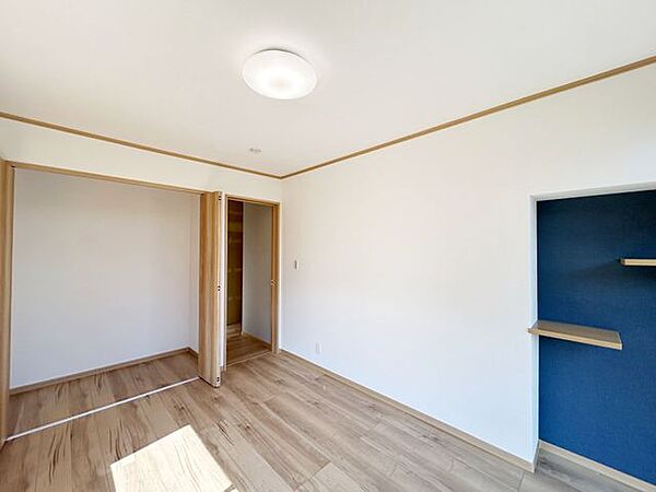 【リフォーム完成】1階西側和室は洋室に変更しました。フローリング張替え・クロス張替え・照明交換を行いました。