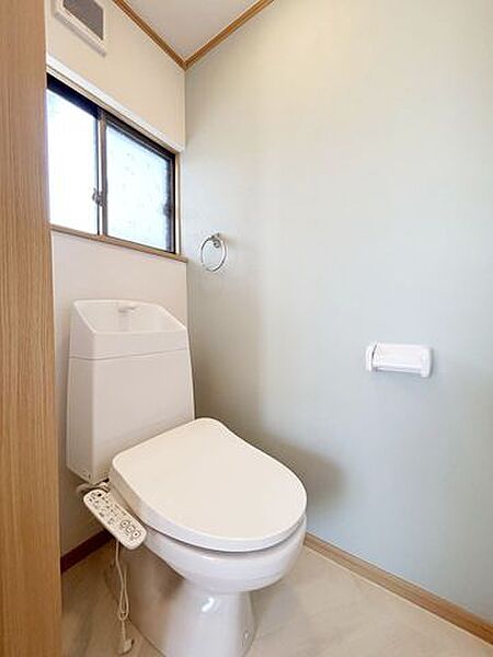 【リフォーム完成】ジャニス工業製の温水洗浄付便器に交換しました。従来に比べ約59%節水。手洗いは水はねを防ぐデザインでお手入れ楽々。便器はGコートと呼ばれる加工がされており汚れも落ちやすい商品です。