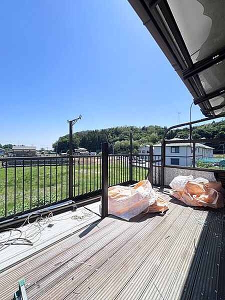 【リフォーム中写真5/10撮影】ベランダ写真です。こちらは床と手すりの塗装を行います。幅も広く洗濯物も良く干せますね。お家の南面にあるので洗濯物やお布団の隅々までお日様の光が行渡りますよ。