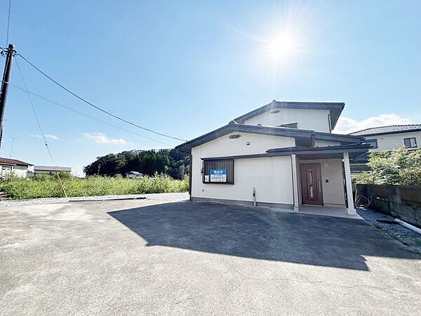 【リフォーム完成】駐車場は拡張し4台駐車可能。敷地内や駐車場はお手入れの手間や使い勝手を考え、目の細かい砂利を敷き込みました。外壁屋根塗装も行いすっきりとした外観になりましたよ。