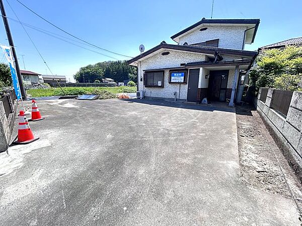 【リフォーム中写真5/10撮影】駐車場は拡張し4台駐車可能。敷地内や駐車場はお手入れの手間や使い勝手を考え、目の細かい砂利を敷き込みます。外壁屋根塗装も行いすっきりとした外観になりますよ。