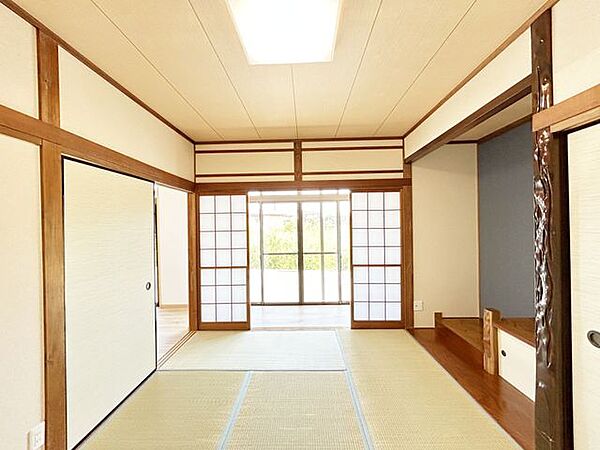 【リフォーム完成】1階中央和室は畳を表替えし壁は和風のクロスに張替えて落ち着きのある雰囲気に仕上げました。縁側があるおかげで奥行きができゆったりとした印象ですね。