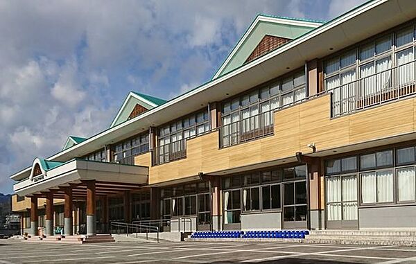 ファミリーマート　鹿沼村井店 鹿沼市立中央小学校まで約1600ｍ（徒歩約20分）。少し距離がありますがお子様の体力づくりやお友達と会話を楽しみながら登下校でき嬉しいですね。 800m