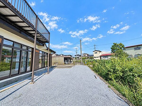 【リフォーム完成】住宅の南側にもスペースがございます。整地を行い、6号細石を敷き込みました。物置を置いたり、ビニールプールを置いてお子さんを遊ばせるのも良いですね。