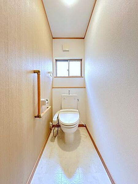 【内装リフォーム完成済み】1階トイレの写真です。水回り等一部リフォームのお見積りも可能です。お気軽にお問い合わせください。