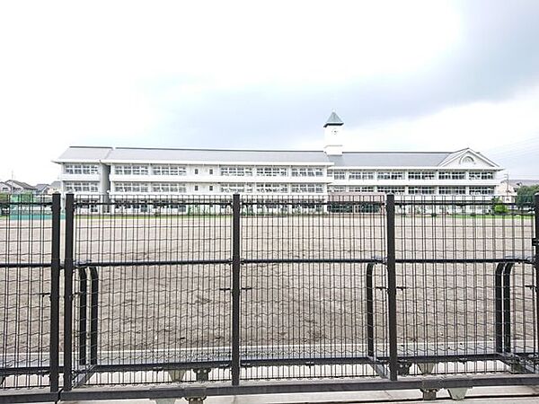 鹿沼市立みどりが丘小学校まで徒歩14分。 1110m