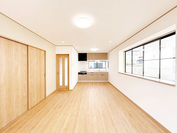 【リフォーム完成済み】LDKからキッチン側を撮影。約14.5帖のLDKなので大きなソファとダイニングテーブルも置けますよ。床・壁・天井のリフォームを行い生まれ変わりました。