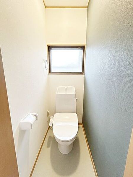 【リフォーム完成済み】ジャニス製の温水洗浄付便器に交換済み。従来に比べ約67%節水できる「節水ウォシュレット」防汚効果の高い樹脂を採用した「クリーン便座」汚れを弾く効果もあるのでお手入れ楽々ですよ。