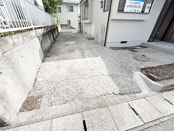 【リフォーム完成済み】駐車場の写真です。縦列二台駐車可能。コンクリート仕上げなので、車が傷つきにくく、使いやすいですね。