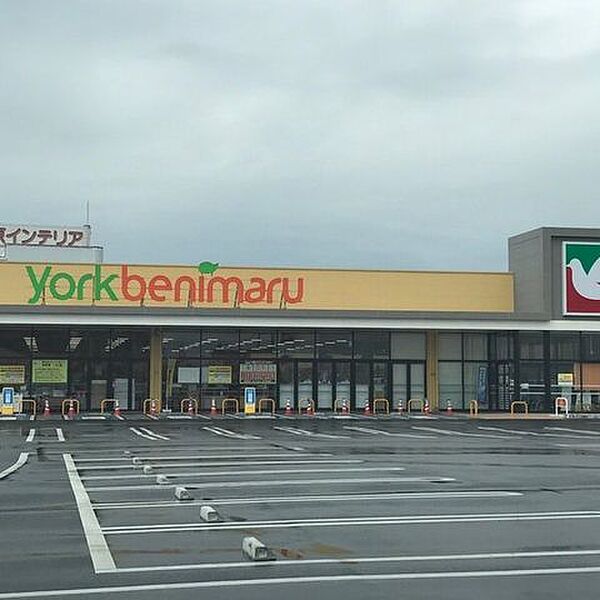 ヨークベニマル鶴田店まで徒歩14分。 1110m
