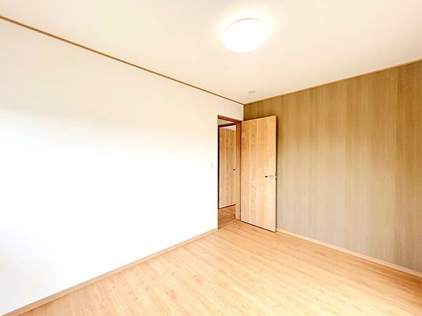 【リフォーム完成済み】2階洋室窓側からの写真です。フローリング重ね張り、照明交換、クロス張替え、建具交換を行い洋室に変更しました。各部屋にテレビジャックとエアコン用コンセントを設置しています。