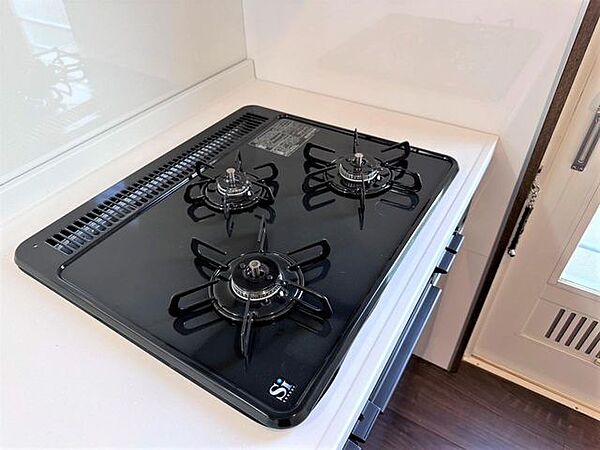 【同仕様写真】3口あるコンロで同時進行でき時間短縮。ワンタッチ着火で押すだけ、火力調整もレバーで簡単。お手入れ簡単なコンロなのでうっかり吹きこぼしてもお掃除ラクラク。