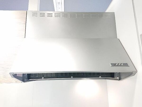 【同仕様写真】新品キッチンの換気扇も勿論交換予定。力強く空気を外に押し出すファンを搭載したシロッコファンです。40Wの照明付きで手元も良く見えて嬉しいですね。