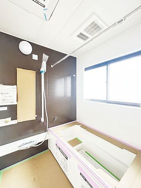 【リフォーム中8/2撮影】ゆったり寛げる1坪の新品ユニットバスに交換。自動湯張り・追い焚き機能付き、いつでも温かいお風呂に入れます。床は水はけが良く毎日のお掃除もスムーズです。