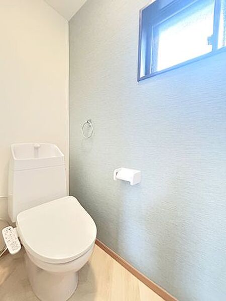 【リフォーム完成】ジャニス工業製の温水洗浄付便器に交換。従来に比べ約59%節水。手洗いは水はねを防ぐデザインでお手入れ楽々。便器はGコートと呼ばれる加工がされており汚れも落ちやすい商品です。