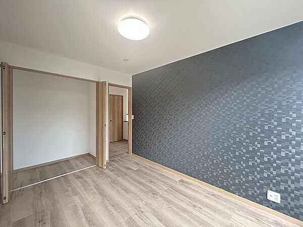 【リフォーム完成】フローリング重ね張り、照明交換、クロス張替え、建具交換を行いました。各部屋にテレビジャックとエアコン用コンセントを設置。