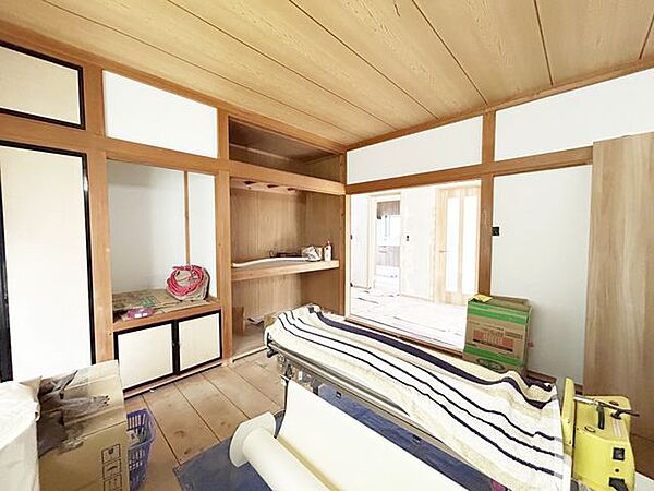 【リフォーム中8/2撮影】1階和室の別角度写真です。玄関から上がってリビングと反対側にあるため、客間としてのご利用にもいかがでしょうか。