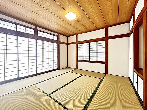 【リフォーム完成】1階和室の別角度写真です。玄関から上がってリビングと反対側にあるため、客間としてのご利用にもいかがでしょうか。