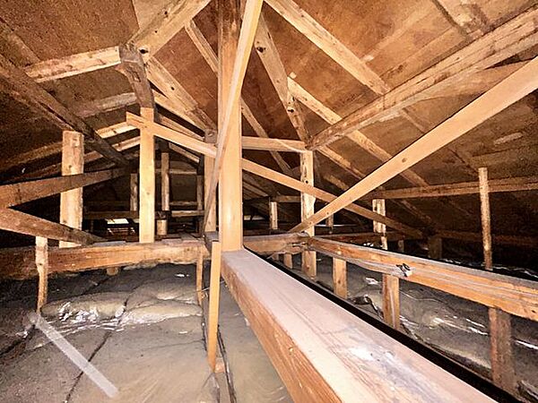 【小屋裏写真】リフォームを行う際には屋根裏まで点検を行っております。雨漏りや配管でのトラブルがあった場合には二年間の瑕疵担保が適用されますので、購入後も安心してお住まいいただけます。