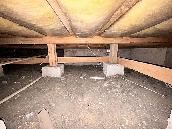 【床下写真】中古住宅の3大リスクである、雨漏り、主要構造部分の欠陥や腐食、給排水管の漏水や故障を2年間保証します。その前提で床下まで確認の上でリフォームし、シロアリの被害調査と防除工事もおこないます。