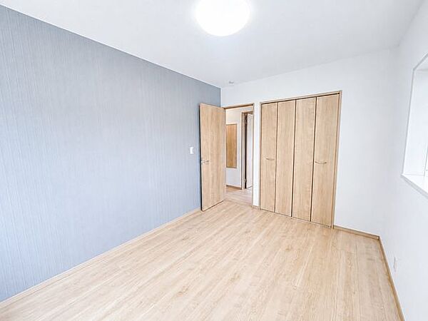 【リフォーム完成】2階洋室写真。フローリング重ね張り、照明交換、クロス張替え、建具交換を行いました。各部屋にテレビジャックとエアコン用コンセントを設置いたしました。