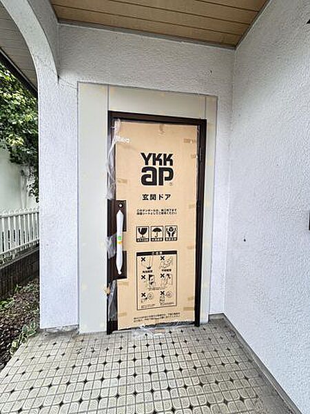 【リフォーム完成済み】玄関扉の交換は勿論、インターフォンは録画機能付きに交換いたしました。家の顔である玄関がキレイになると毎日の帰宅が楽しみですね。